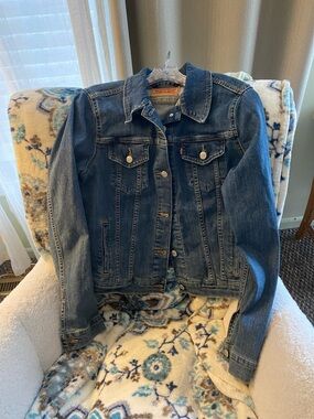 Levi Denim Jacket
XL